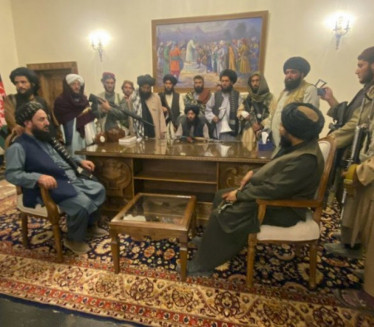 ТАЛИБАНИ ПОДИГЛИ ЗАСТАВУ НА ПРЕДСЕДНИЧКОЈ ПАЛАТИ: Власт је освојена, пао је цео Авганистан