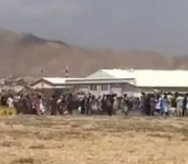 АМЕРИКАНЦИ ПУЦАЛИ У ЦИВИЛЕ: Прве жртве на аеродрому у Кабулу (ВИДЕО)