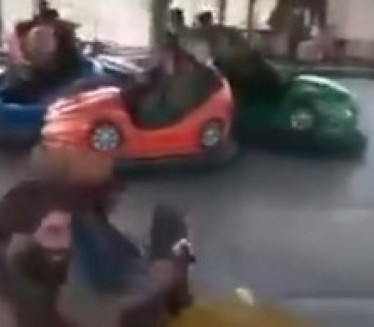 BESNI RAT, A ONI U LUNA PARKU: Bizaran snimak talibana koji se "ludo zabavljaju" na vrteškama (VIDEO)