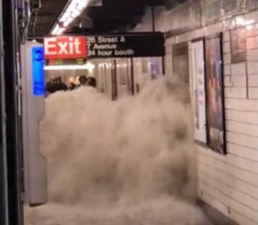 SCENE KAO NA TITANIKU: Metro stanica potopljena - u NJujorku vanredno stanje (VIDEO)