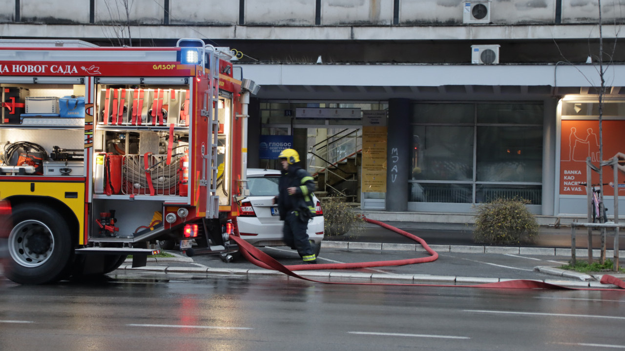 IZGOREO PREDNJI DEO AUTA Požaru u garaži tržnog centra u Nišu