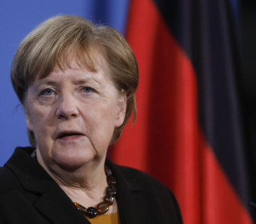 РАЗБАЦУЈЕ СЕ: Ангела Меркел упозорена да превише троши