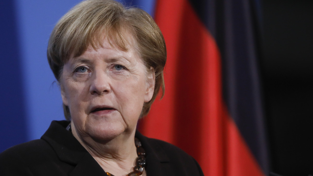 РАЗБАЦУЈЕ СЕ: Ангела Меркел упозорена да превише троши
