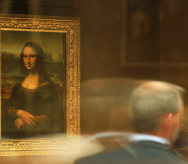 UŽAS U LUVRU: Muškarac pokušao da uništi "Mona Lizu" (VIDEO)