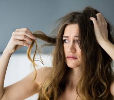 КЉУЧНИ РАЗЛОГ: Ево зашто долази до опадања косе