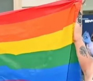 4 MUSKETARKE ISPRED KONGRESA: Golim grudima protestovale protiv homofobije (VIDEO)