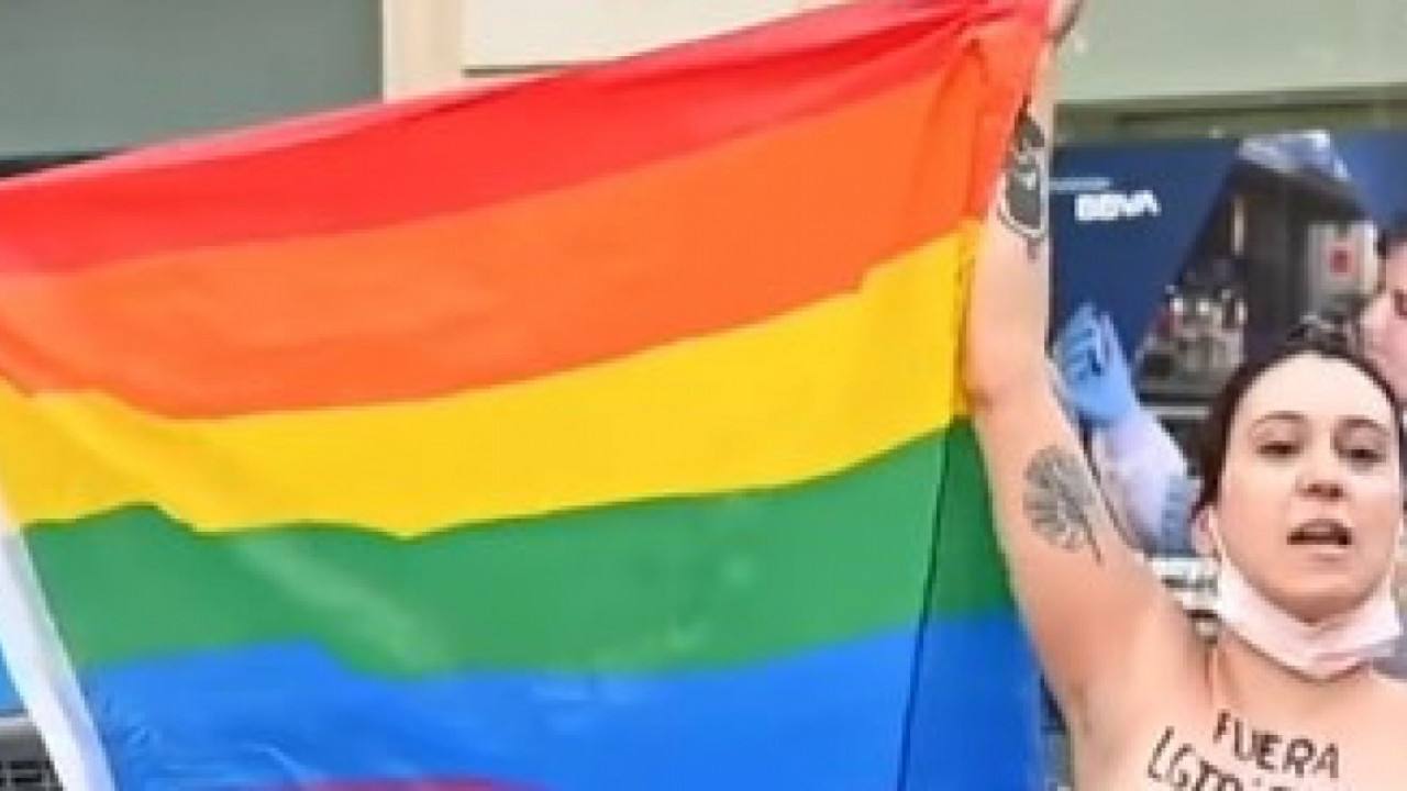 4 MUSKETARKE ISPRED KONGRESA: Golim grudima protestovale protiv homofobije (VIDEO)