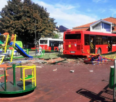 VOZAČ POBEGAO: Autobus uleteo u dečije igralište u Zemunu