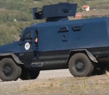 ДРАМАТИЧНО НА ЈАРИЊУ: Албанци довезли оружано оклопно возило