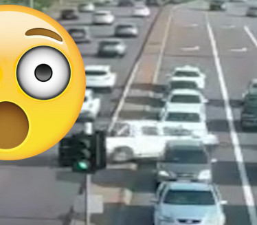SREĆA U NESREĆI: Auto samo preleteo raskrsnicu! (VIDEO)