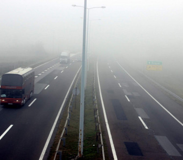 ВОЗАЧИ, УСПОРИТЕ: Магла смањила видљивост на ауто-путу