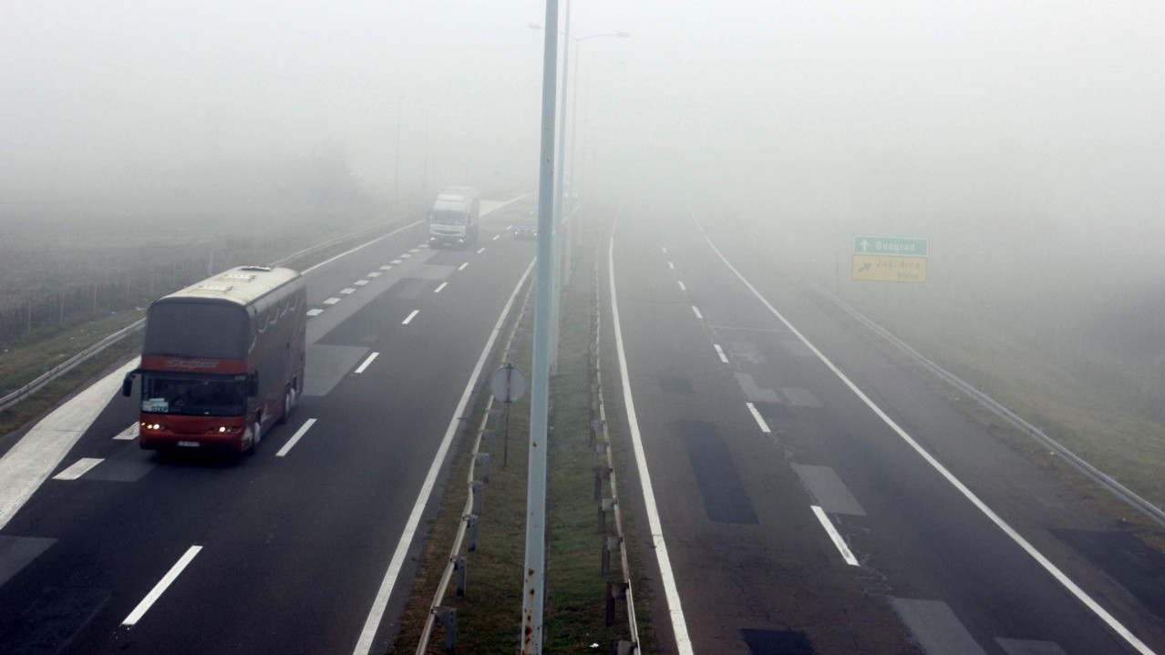 AMSS UPOZORAVA: Smanjena vidljivost na putevima zbog magle