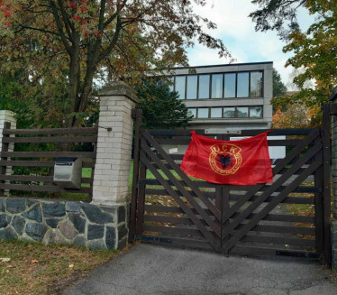PROVOKACIJA U HELSINKIJU: Zastava tzv.OVK na kapiji ambasade