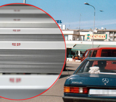 КОСМЕТ: Албанци лепе налепнице "КМ" на кола у Приштини