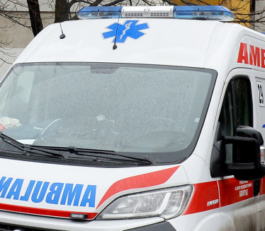 AUTOMOBILOM UDARIO U BANDERU: Povređene tri osobe