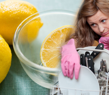Evo šta se desi kada ubacite limun u mašinu za suđe (VIDEO)