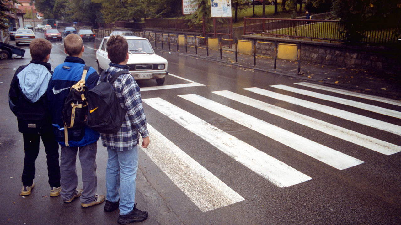BEZBEDNO: Pažljivko uči decu da ostanu sigurni u saobraćaju