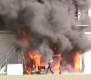 OPŠTI HAOS: Gori na stadionu u Andori (VIDEO)