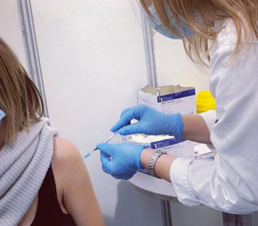 ОГЛАСИЛА СЕ НА ИНСТАГРАМУ: Трудна водитељка примила вакцину