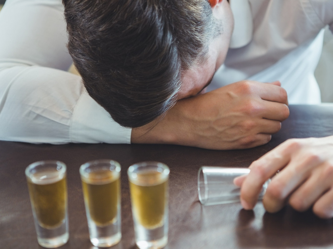 НЕ ИГНОРИШИТЕ: 10 раних знакова алкохолизма