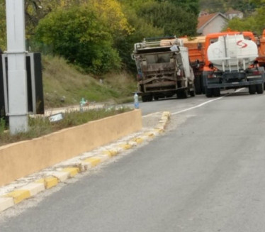 НОВЕ БАРИКАДЕ: Срби блокирали пут код Звечана и у Митровици