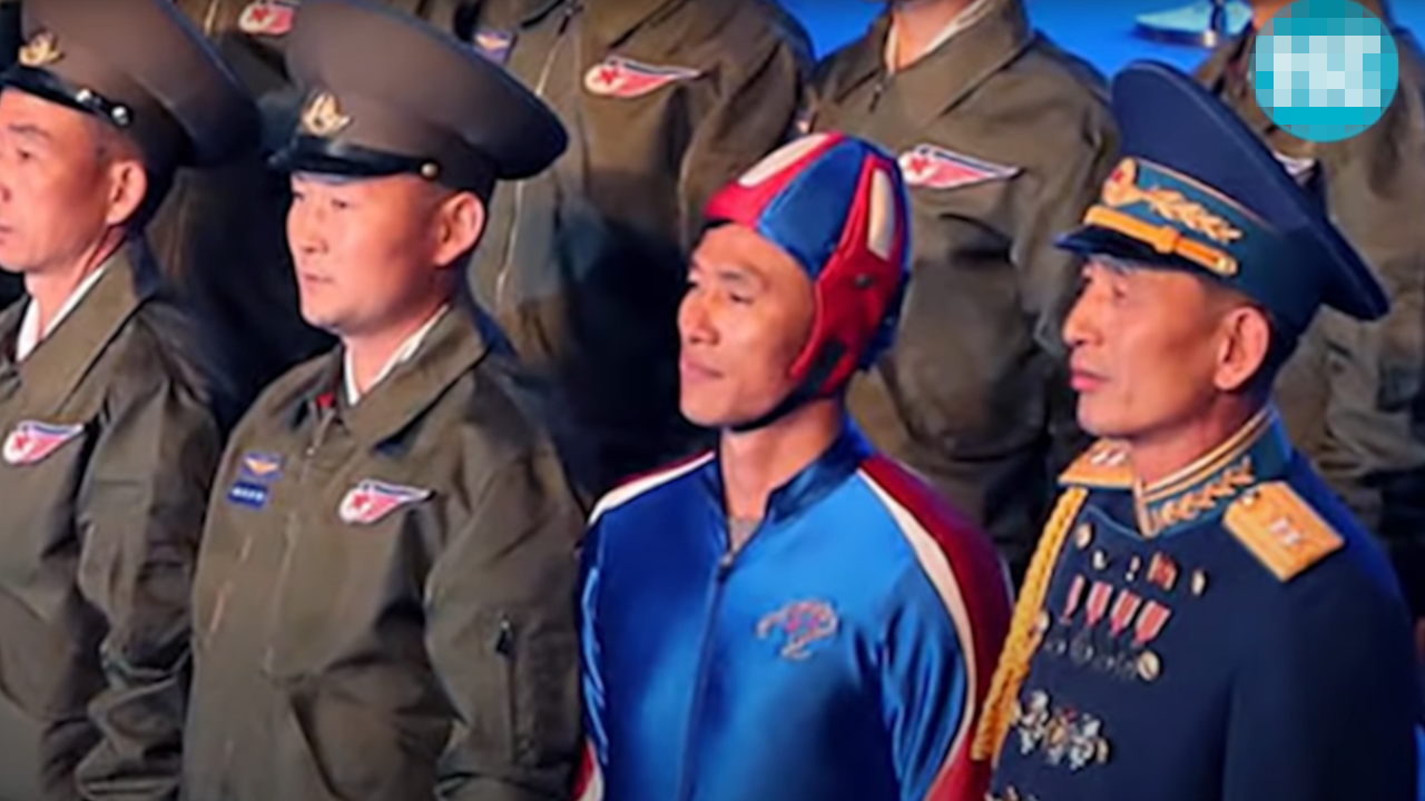 СВИ СУ ГЛЕДАЛИ У ЊЕГА:  Војник "украо шоу" Ким Џонг Уну