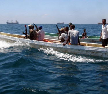 ТЕХЕРАН: Пирати напали ирански танкер, морнарица реаговала