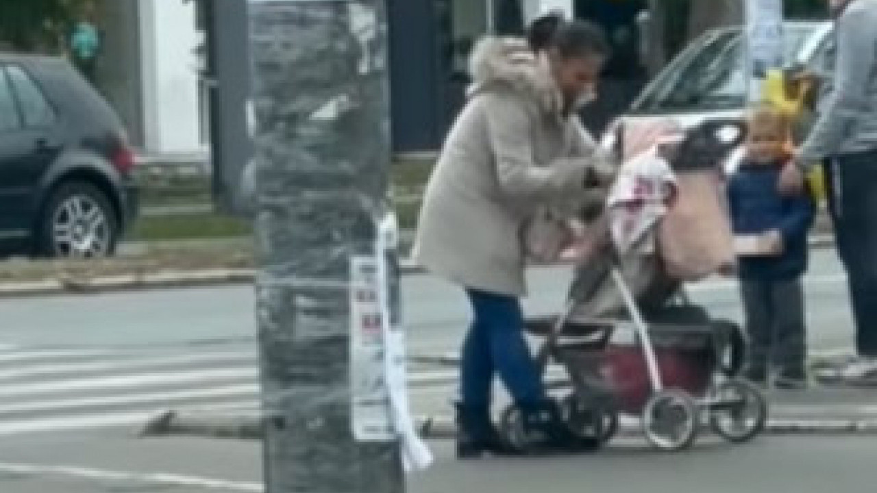 SKANDALOZAN SNIMAK: Majka tuče bebu u kolicima nasred ulice