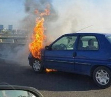 DRAMA NA MOSTU NA ADI: Zapalio se automobil, vatrogasci gase