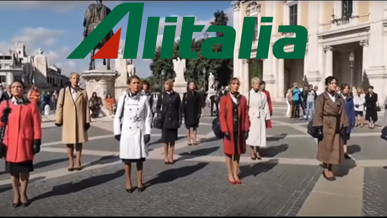 СКИНУЛЕ СЕ У ЦЕНТРУ РИМА: Необичан протест бивших стјуардеса