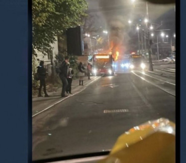 POŽAR NA AUTOKOMANDI: Zapalio se autobus u Vojvode Stepe