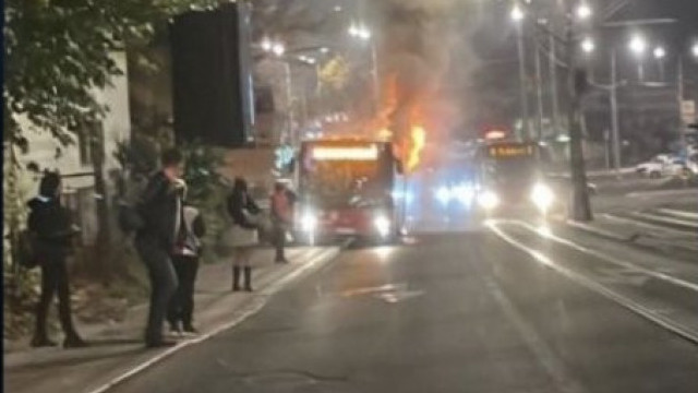 ПОЖАР НА АУТОКОМАНДИ: Запалио се аутобус у Војводе Степе