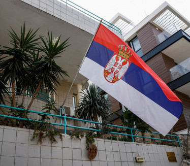 Sedam ljudi na protestu ispred Ambasade Srbije u Tirani