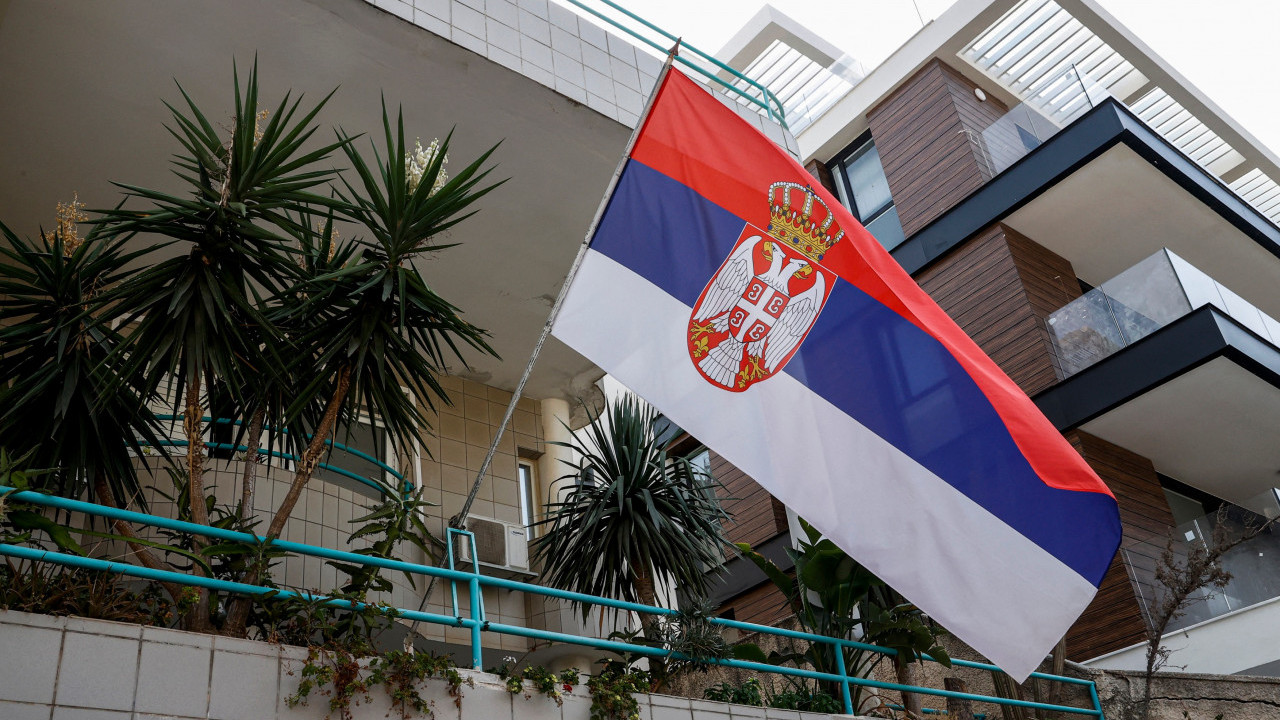 Седам људи на протесту испред Амбасаде Србије у Тирани