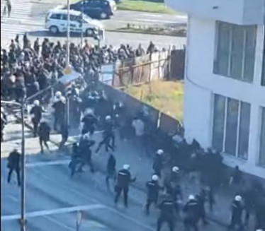 TUČA U KRAGUJEVCU: Huligani policiju gađali bakljama (VIDEO)