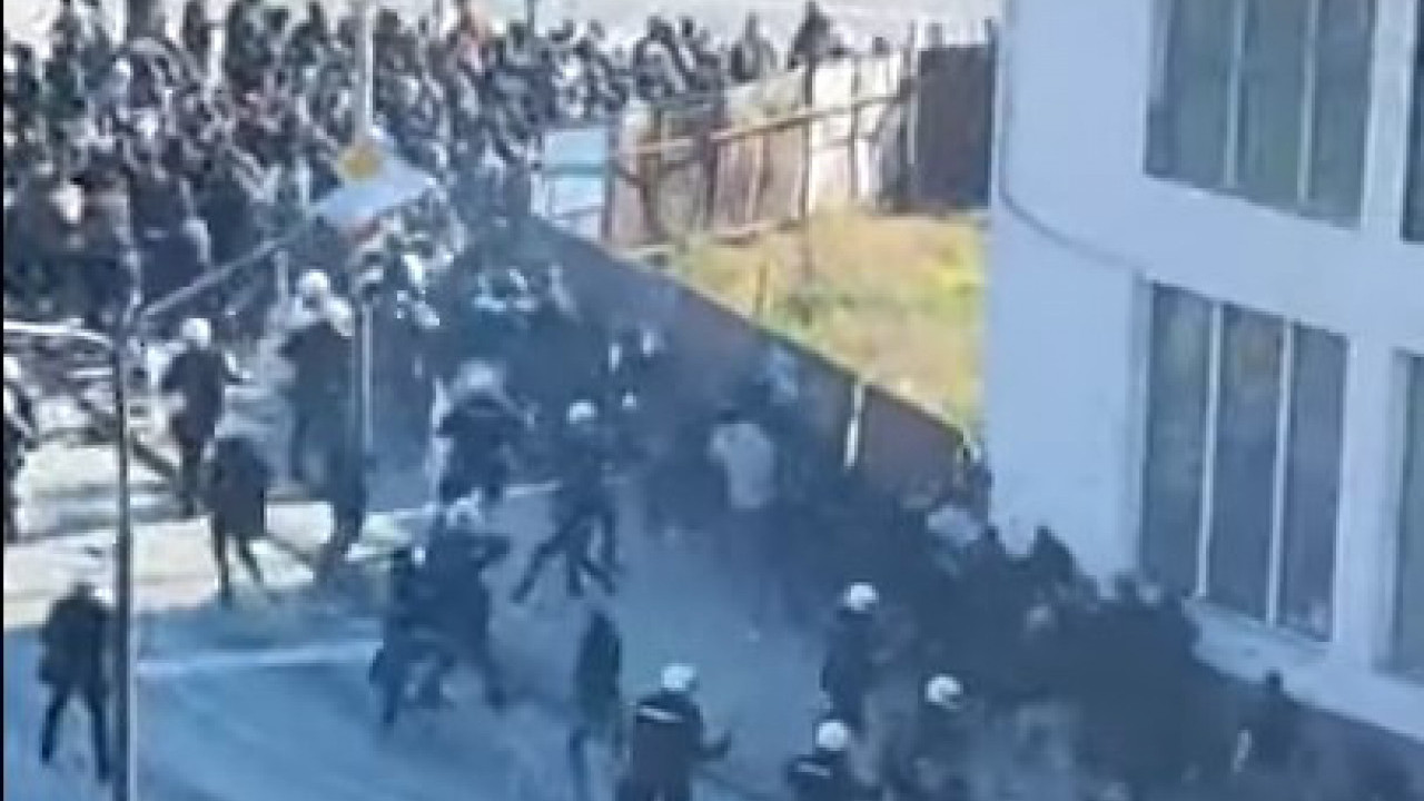 ТУЧА У КРАГУЈЕВЦУ: Хулигани полицију гађали бакљама (ВИДЕО)