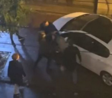 BRUTALNA TUČA: Otac i pijani sin se potukli na ulici u BG-u