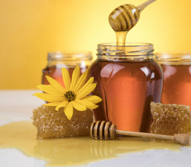 ISTINA ILI ZABLUDA: Treba li med jesti samo drvenom kašikom?
