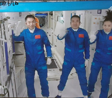 ПОСЛЕ 180 ДАНА: Кинески астронаути поново на Земљи (ВИДЕО)