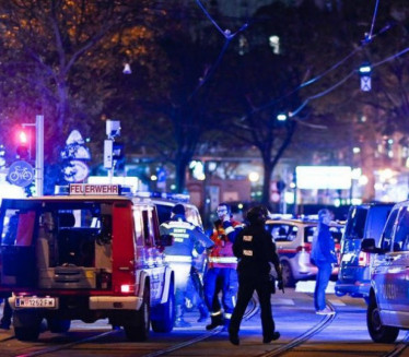 ФИЛМСКА ПОТЕРА: Србин бежећи од полиције возио тротоаром