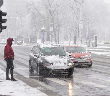 ПРАВА ЗИМА: Снег у свим крајевима Србије