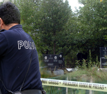 СУМЊИВА СМРТ НА КИМ: Полицајац пронађен мртав на гробљу