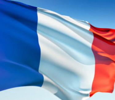 Makron menja zastavu Francuske