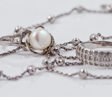 ДА ПОНОВО ЗАСИЈА: Ево како најлакше очистити сребрни накит