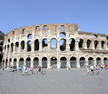 KAŽNJENI TURISTI: Upali u Koloseum da bi popili pivo