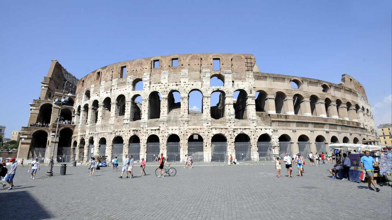 KAŽNJENI TURISTI: Upali u Koloseum da bi popili pivo