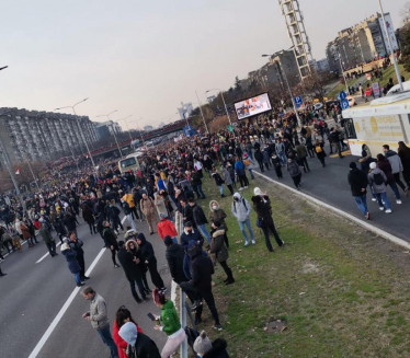 PRODUŽENI PROTESTI: Beograd blokiran, pronađene sekire