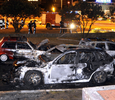 GORELO U SARAJEVU: Šest vozila progutao plamen