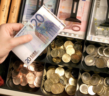 Evro drastično pao, a FED odlučuje o DIZANJU KAMATE