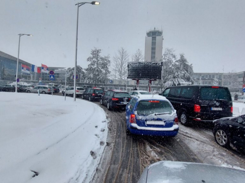 KOLAPS: Više vozila sletela sa auto-puta kod Batajnice
